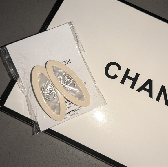 CHANEL LA COLLECTION BEIGE PEARLIZED RHINESTONE DOUBLE CC HAIR CLIPS - Picture 3 of 4